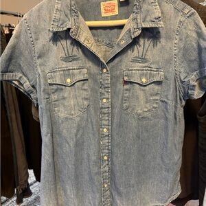 Levi's Blue Denim Short Sleeve Shirt with pearlsnaps and embroidery 🧵